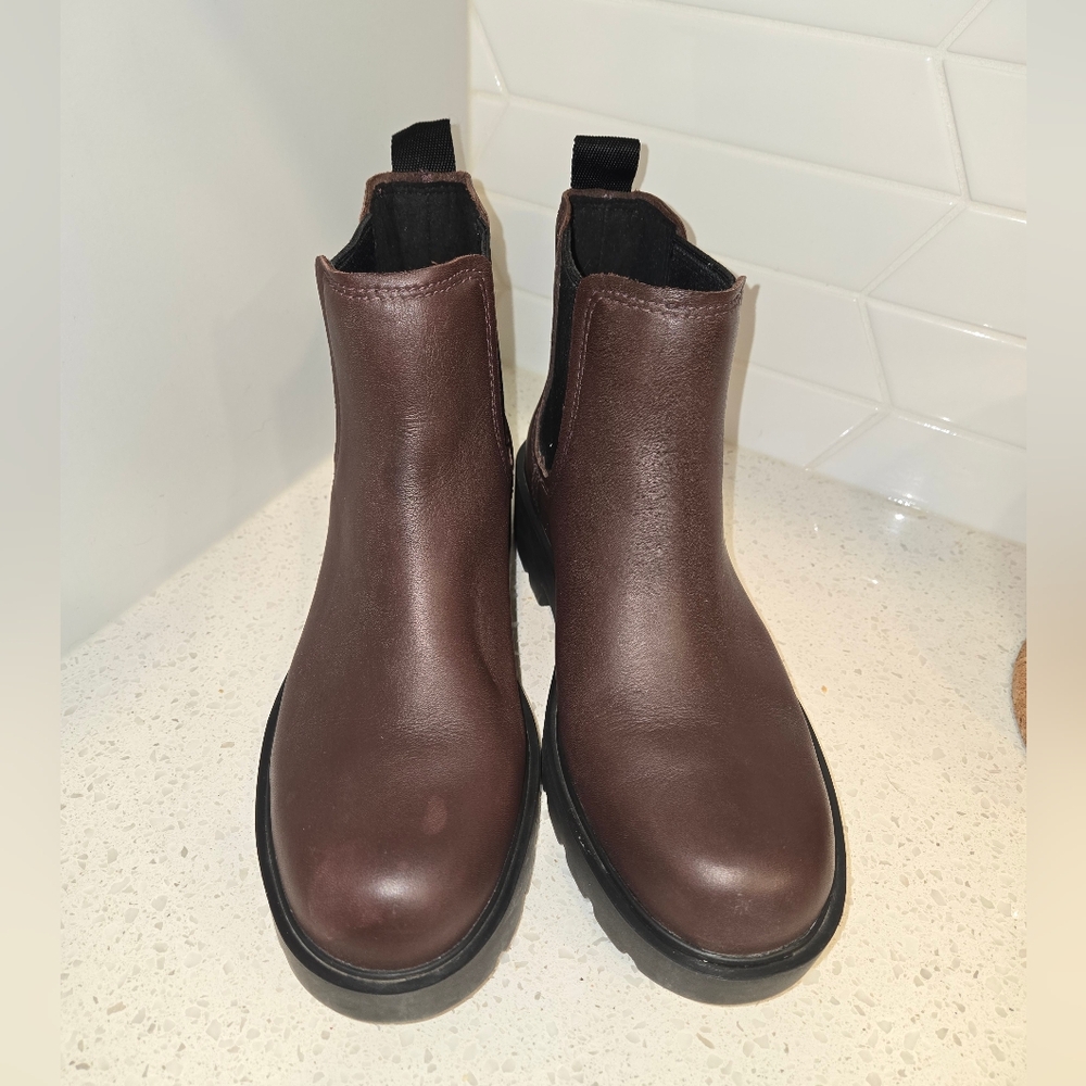 UGG burgendy excellent condition markstrum boot